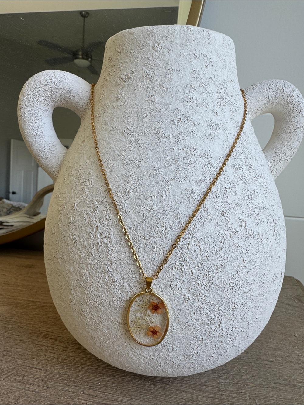 Pressed Flower Oval Pendant Necklace Gold Tone Botanical Floral Resin